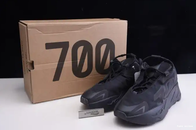 hype 700 FV4440 Black MNVN Adidas Triple Yeezy Boost 0602
